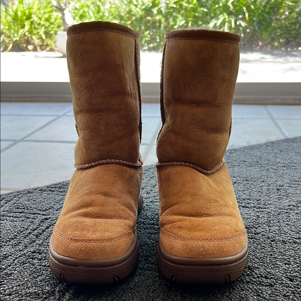 Uggs Ultimate Short Like New size 6